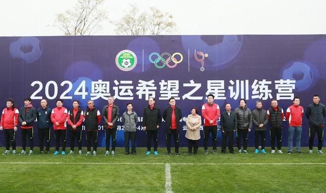 第61分钟，切尔西前场连续配合，帕尔默禁区前沿斜传给到禁区，斯特林打门被扑，帕尔默横传球门后点，杰克逊推射空门轻松得分！