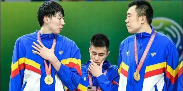 明仁宗朱瞻基即位后，汉王仍不死心，想图谋造反。朝廷太傅钱年夜人一家被灭门，案件震动京城，秦风等锦衣卫和顾非凡睁开查询拜访，开初，各种证据指向有谋反意图的汉王。但是，秦风的兄弟唐胜从蛛丝马迹中发现：幕后凶手应当是赵王！案情扑朔迷离，本相慢慢被解开，赵王本来是被谗谄，而天子本来有着更深层的挂念。锦衣卫诸兄弟各为其主，终难免走上割袍断义的死路！“兄弟乱我兄弟者，必杀之！”秦风不克不及孤负兄弟，更不克不及孤负全国苍生，他拼死往周全，在兄弟情谊和全国年夜义之间苦苦挣扎！“为全国，为兄弟！”，这是锦衣卫曾的誓辞，但是，秦风还能再次谱写传奇吗？